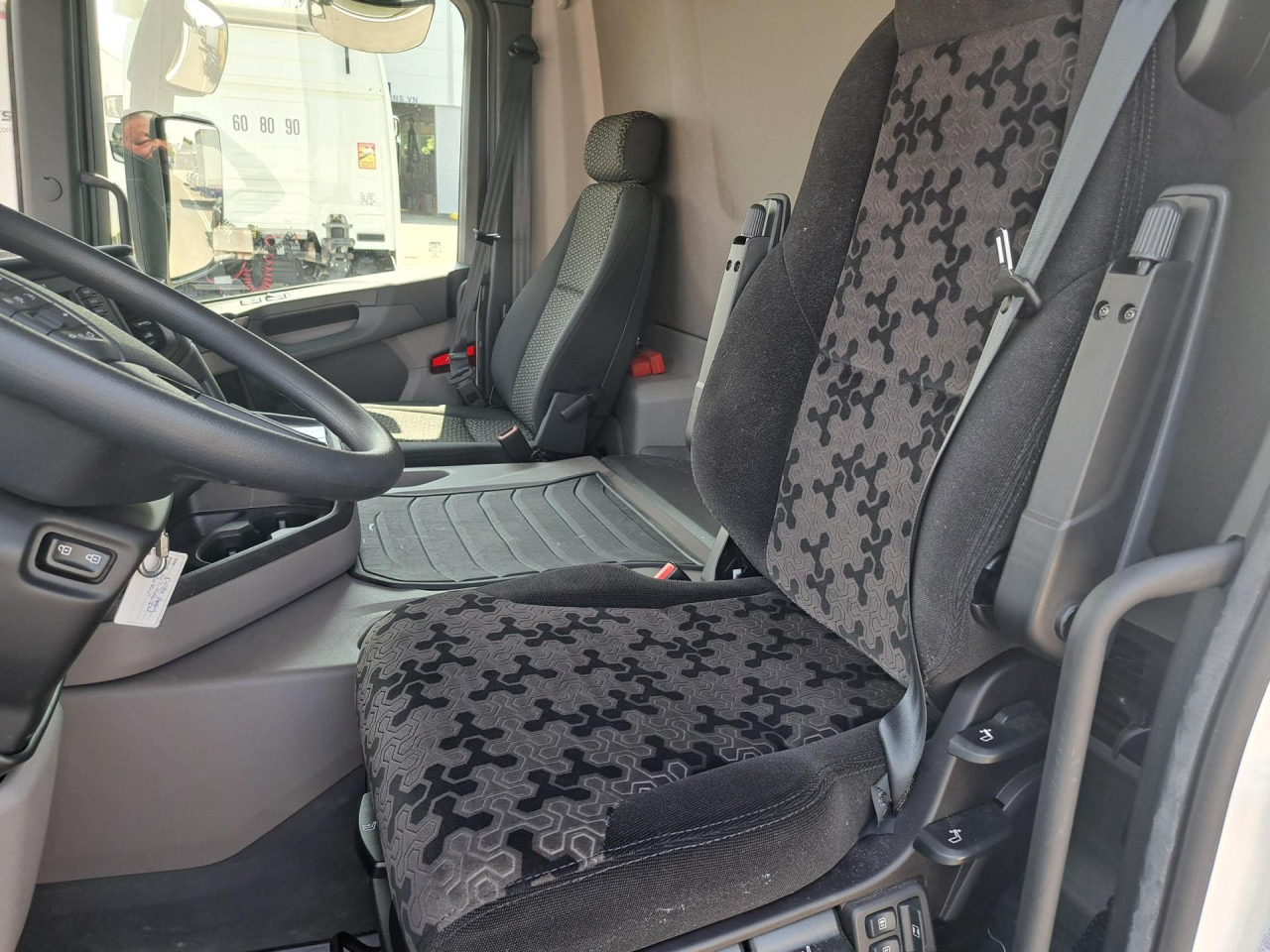 SCANIA SCANIA P280 4x2 Fourgon /Hayon 9L - Kamion sa golom šasijom i zatvorenom kabinom: slika 3 SCANIA SCANIA P280 4x2 Fourgon /Hayon 9L - Kamion sa golom šasijom i zatvorenom kabinom: slika 3