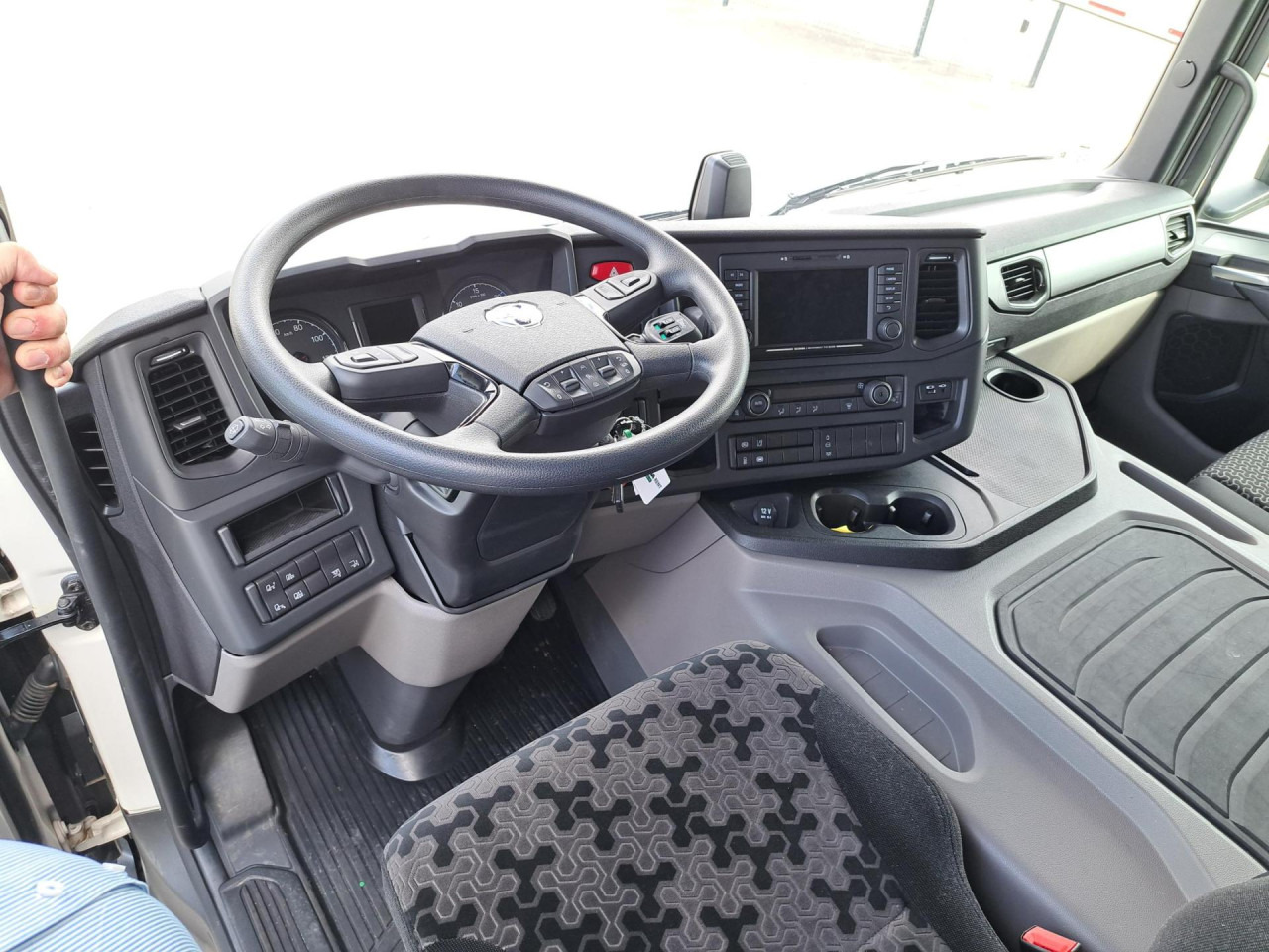 SCANIA SCANIA P280 4x2 Fourgon Hayon - Kamion sa golom šasijom i zatvorenom kabinom: slika 2 SCANIA SCANIA P280 4x2 Fourgon Hayon - Kamion sa golom šasijom i zatvorenom kabinom: slika 2