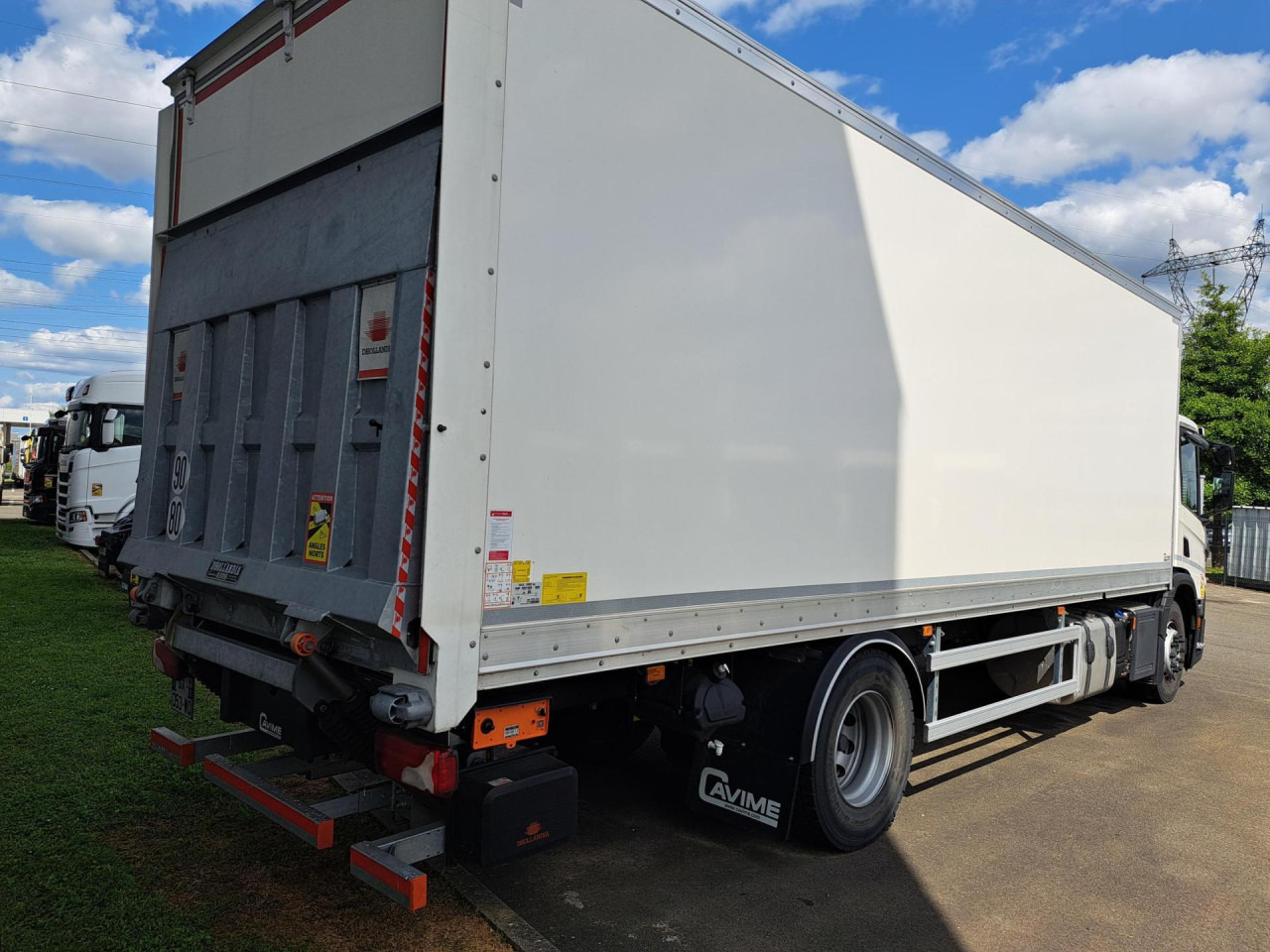 SCANIA SCANIA P280 4x2 Fourgon Hayon - Kamion sa golom šasijom i zatvorenom kabinom: slika 5 SCANIA SCANIA P280 4x2 Fourgon Hayon - Kamion sa golom šasijom i zatvorenom kabinom: slika 5