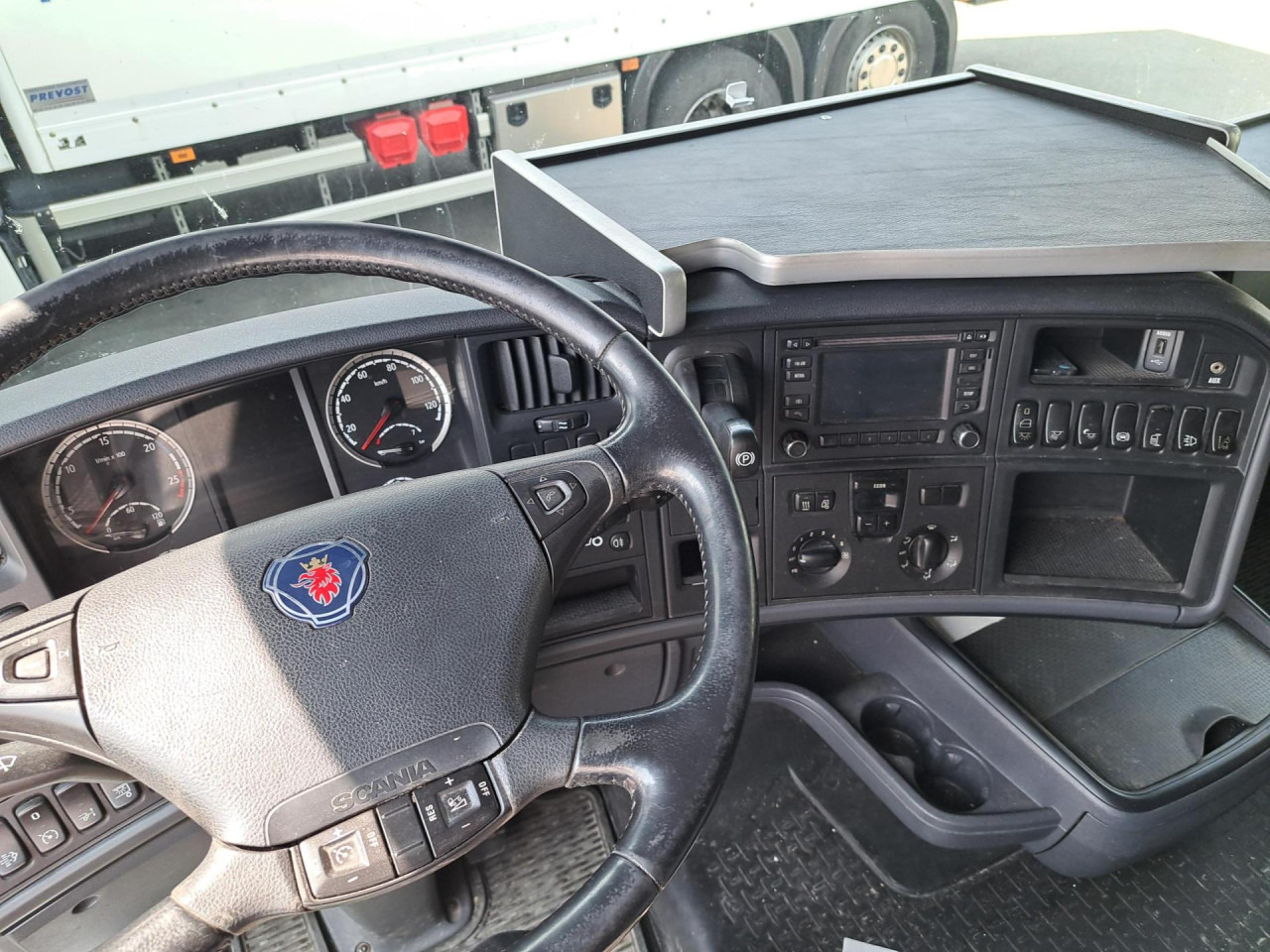 SCANIA SCANIA PORT FOURG HAYON 4 tonnes - Kamion sa golom šasijom i zatvorenom kabinom: slika 2 SCANIA SCANIA PORT FOURG HAYON 4 tonnes - Kamion sa golom šasijom i zatvorenom kabinom: slika 2