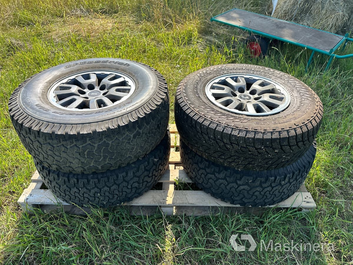 4st SVT Lightning fälgar med däck till Ford Raptor - Шины и диски za Pikap: slika 1 4st SVT Lightning fälgar med däck till Ford Raptor - Шины и диски za Pikap: slika 1