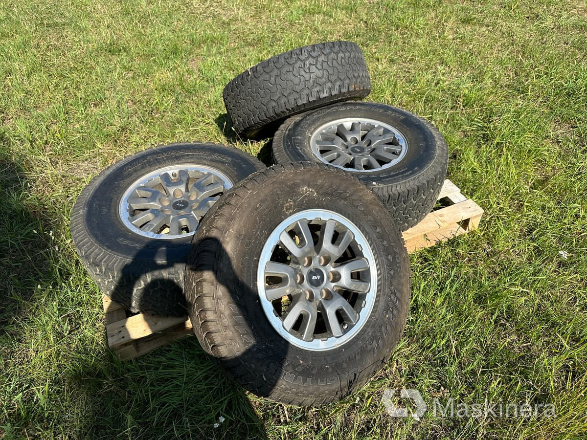 4st SVT Lightning fälgar med däck till Ford Raptor - Шины и диски za Pikap: slika 2 4st SVT Lightning fälgar med däck till Ford Raptor - Шины и диски za Pikap: slika 2