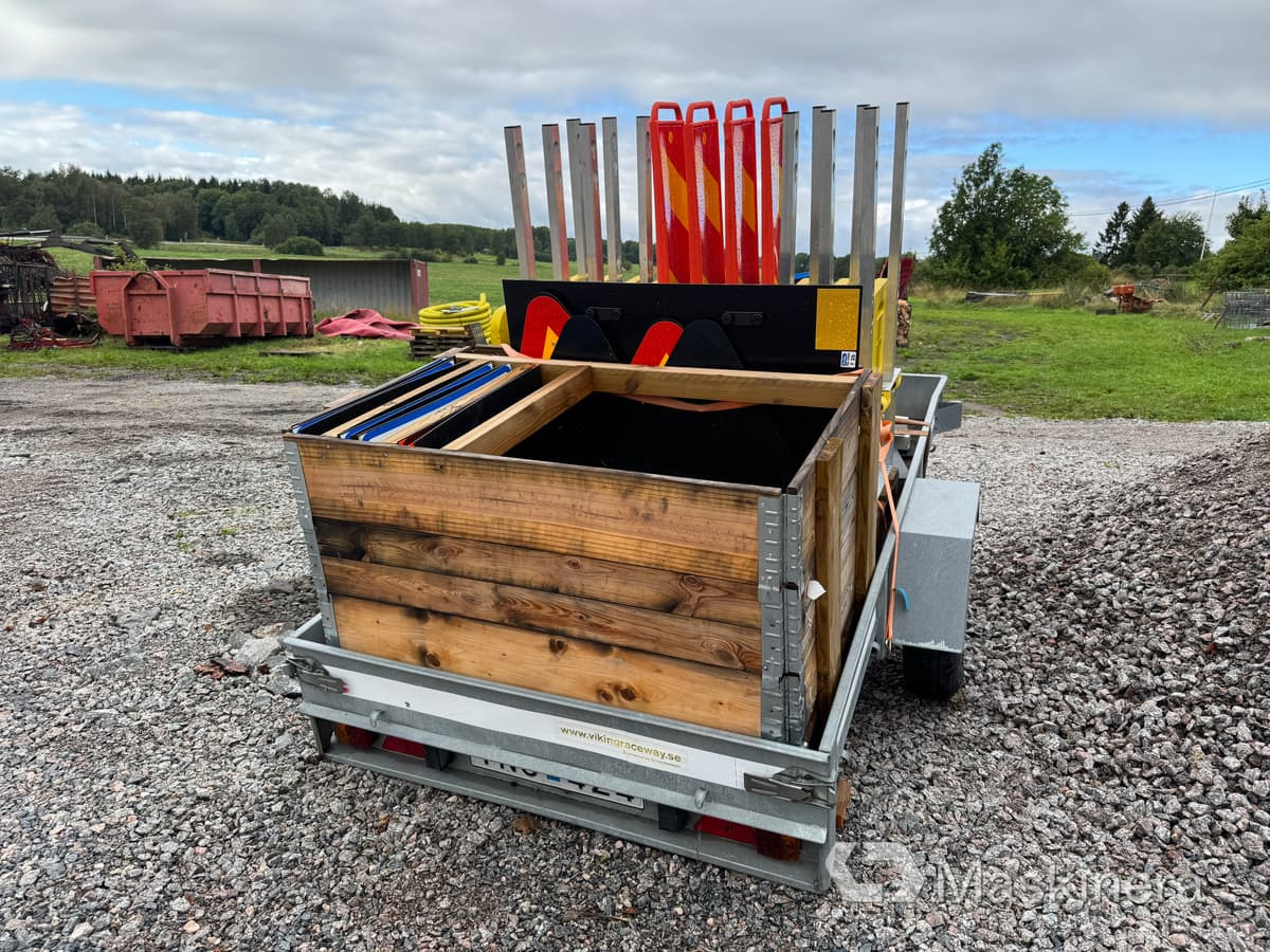 Diverse Vägskyltar med trailer Sävsjösläpet - Građevinska oprema, Prikolica: slika 3 Diverse Vägskyltar med trailer Sävsjösläpet - Građevinska oprema, Prikolica: slika 3