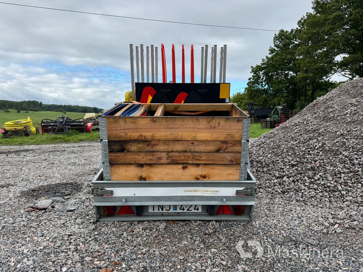 Diverse Vägskyltar med trailer Sävsjösläpet - Građevinska oprema, Prikolica: slika 4 Diverse Vägskyltar med trailer Sävsjösläpet - Građevinska oprema, Prikolica: slika 4