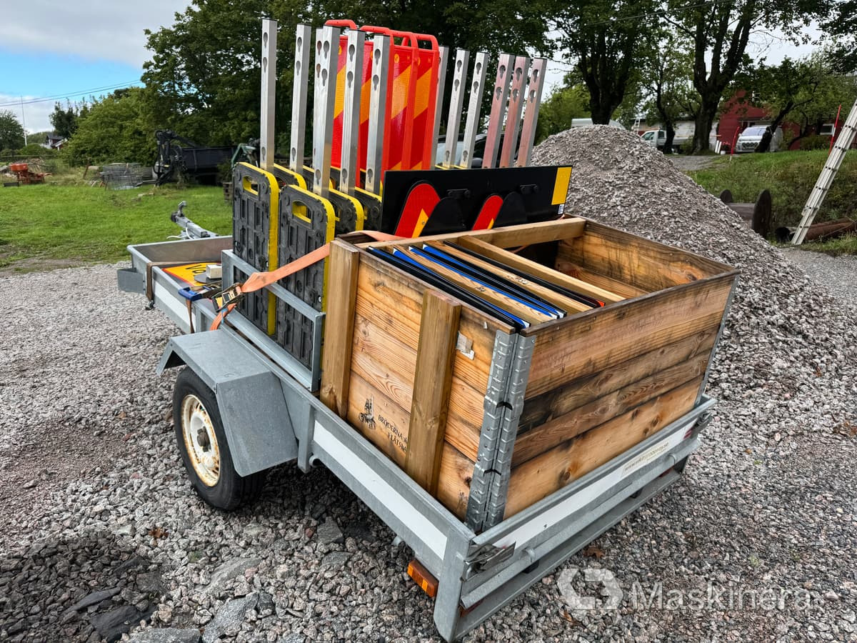 Diverse Vägskyltar med trailer Sävsjösläpet - Građevinska oprema, Prikolica: slika 5 Diverse Vägskyltar med trailer Sävsjösläpet - Građevinska oprema, Prikolica: slika 5