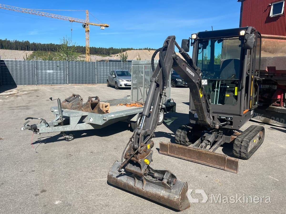 Grävmaskin Volvo EC18D med maskintrailer och redskap - Bager guseničar: slika 1 Grävmaskin Volvo EC18D med maskintrailer och redskap - Bager guseničar: slika 1