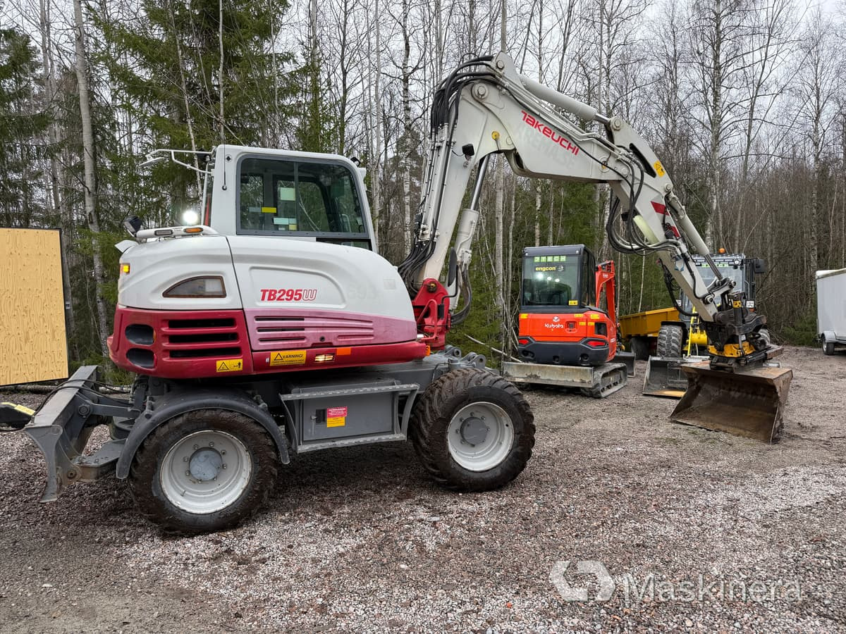 Hjulgrävare Takeuchi TB295W med vagn & redskap - Bager guseničar: slika 2 Hjulgrävare Takeuchi TB295W med vagn & redskap - Bager guseničar: slika 2