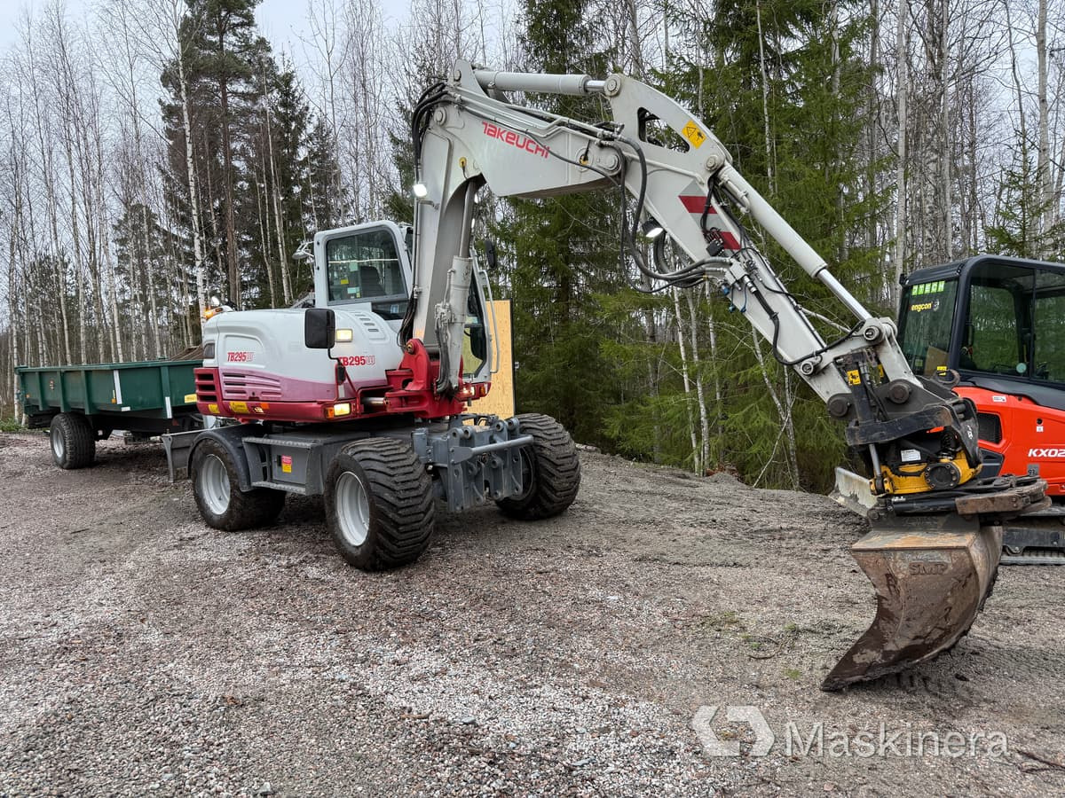 Hjulgrävare Takeuchi TB295W med vagn & redskap - Bager guseničar: slika 1 Hjulgrävare Takeuchi TB295W med vagn & redskap - Bager guseničar: slika 1
