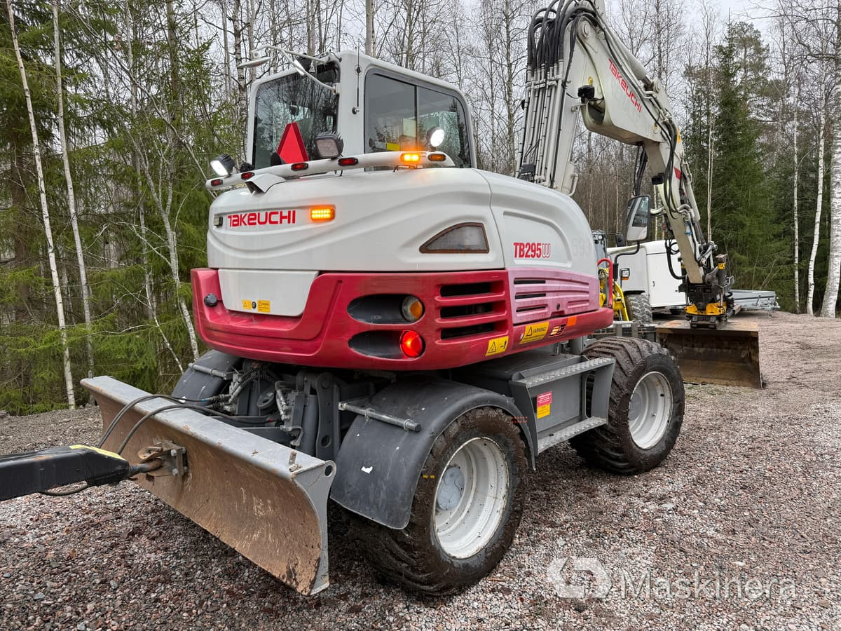 Hjulgrävare Takeuchi TB295W med vagn & redskap - Bager guseničar: slika 3 Hjulgrävare Takeuchi TB295W med vagn & redskap - Bager guseničar: slika 3