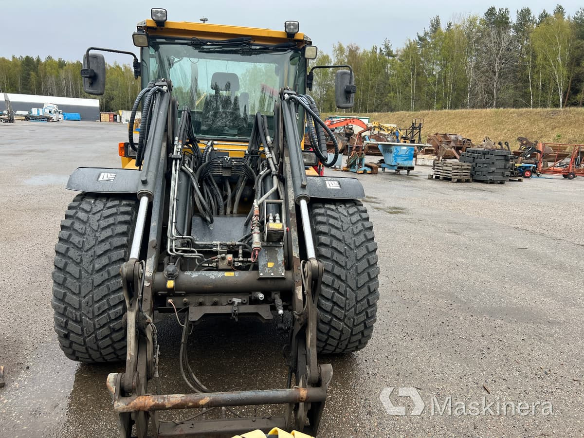 Redskapsbärare Lundberg 6240 med redskap och kombispridare - Utovarivač točkaš: slika 2 Redskapsbärare Lundberg 6240 med redskap och kombispridare - Utovarivač točkaš: slika 2