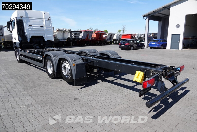 MAN TGX 26.520 TGX 6X2 Lift-Steering Axle Euro 6 - Kamion sa golom šasijom i zatvorenom kabinom: slika 2 MAN TGX 26.520 TGX 6X2 Lift-Steering Axle Euro 6 - Kamion sa golom šasijom i zatvorenom kabinom: slika 2