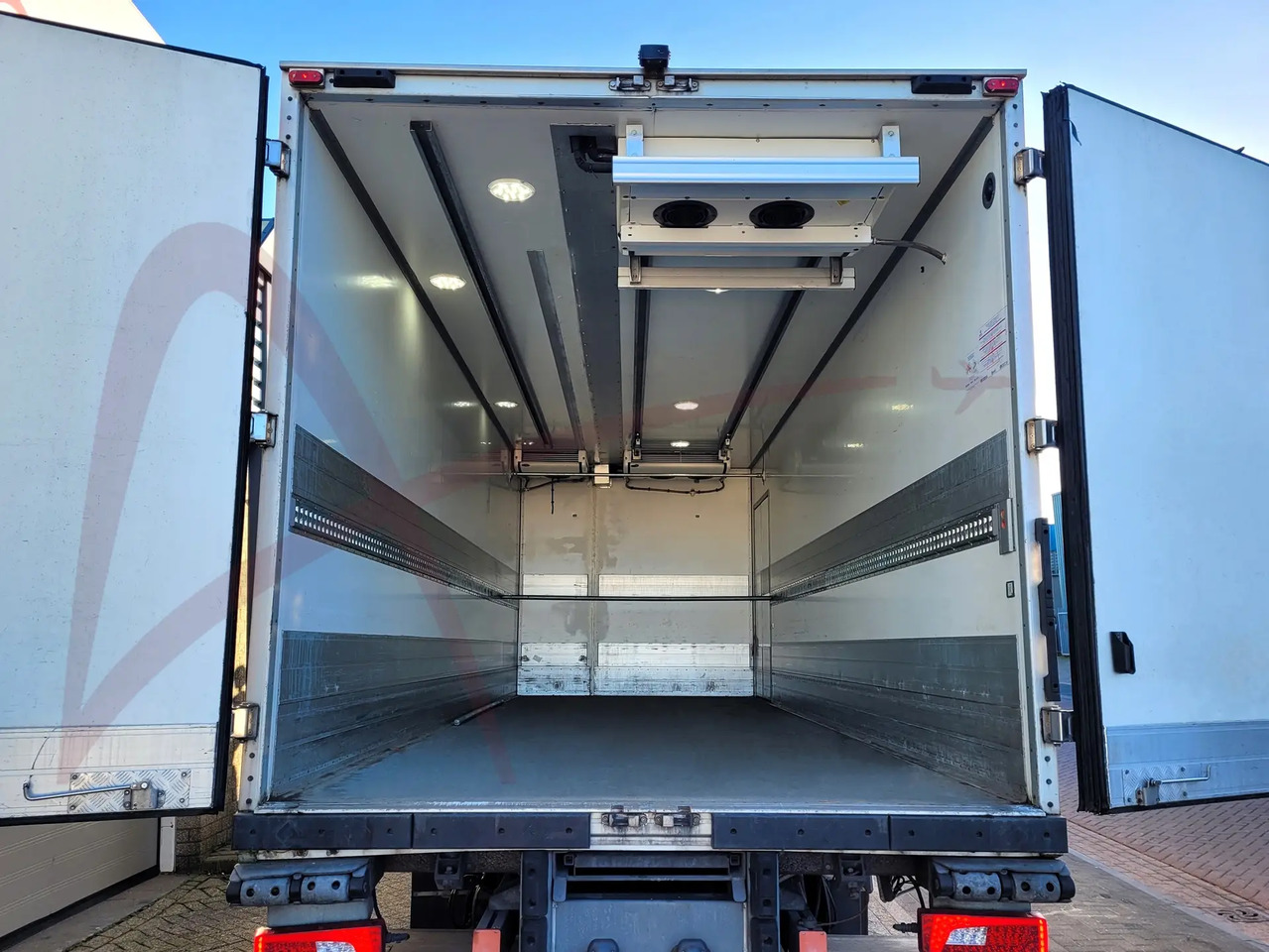 SCANIA P250 - Kamion sa zatvorenim sandukom: slika 3 SCANIA P250 - Kamion sa zatvorenim sandukom: slika 3