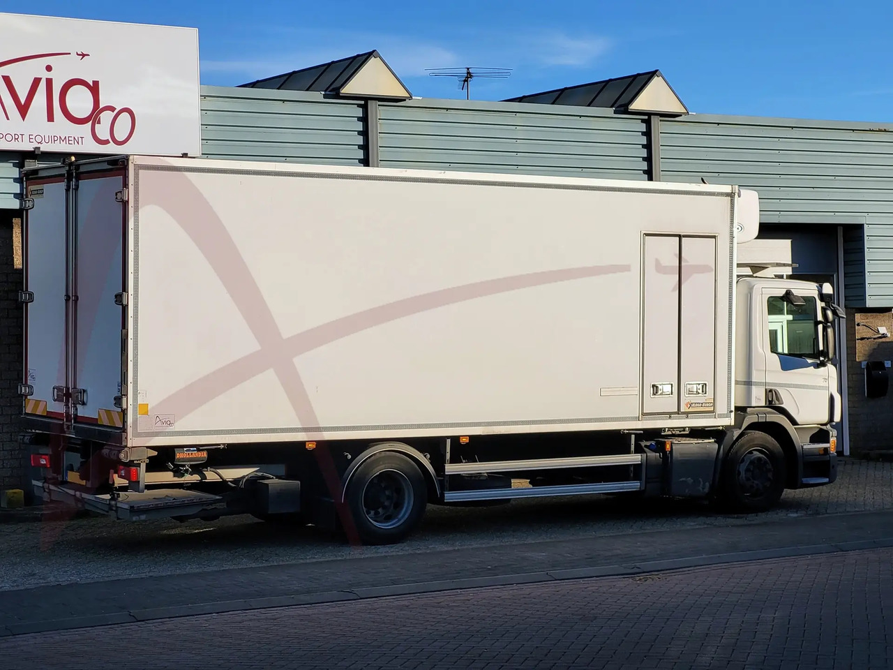 SCANIA P250 - Kamion sa zatvorenim sandukom: slika 2 SCANIA P250 - Kamion sa zatvorenim sandukom: slika 2