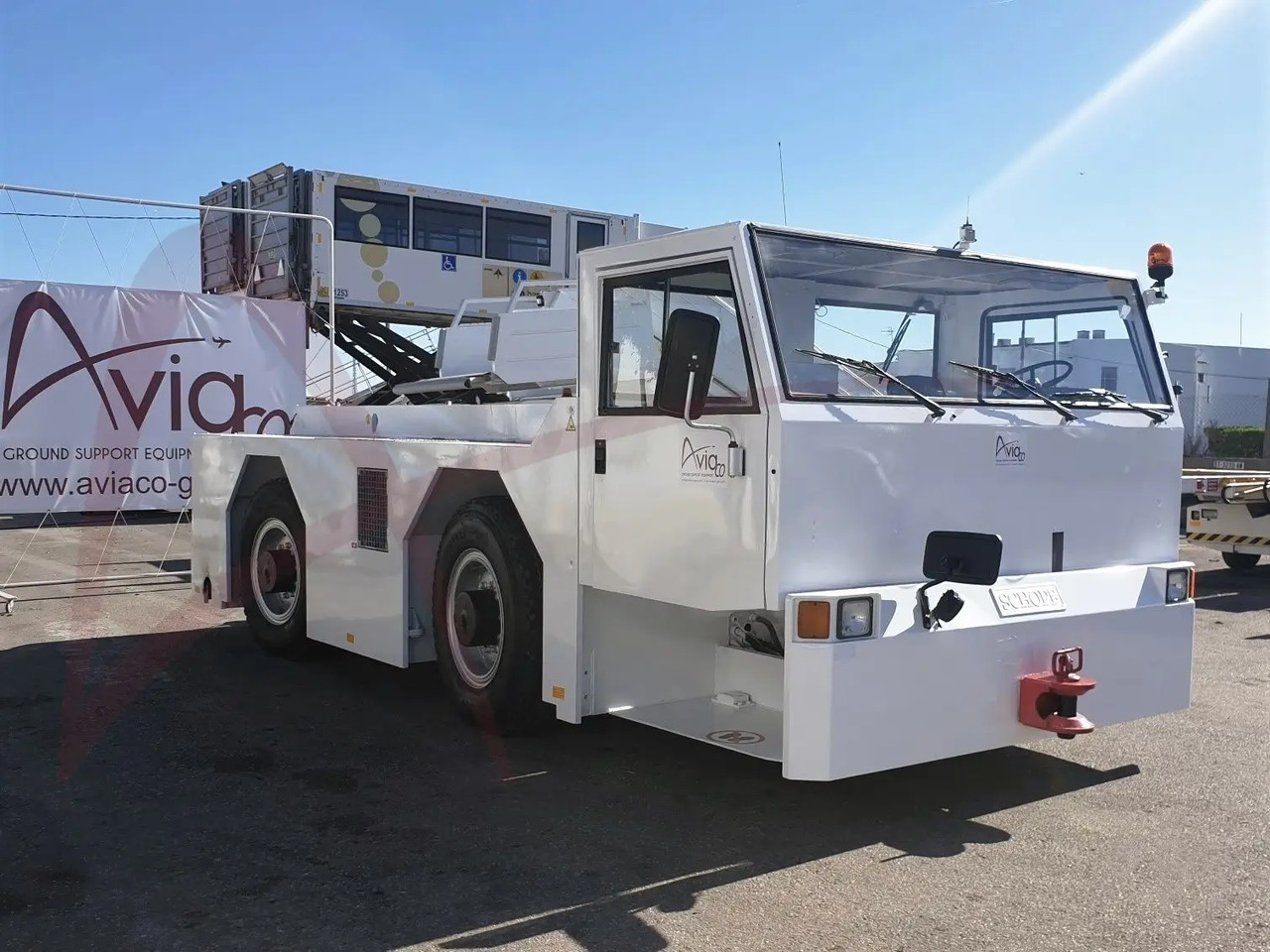 SCHOPF F180 - Aerodromski traktor: slika 1 SCHOPF F180 - Aerodromski traktor: slika 1