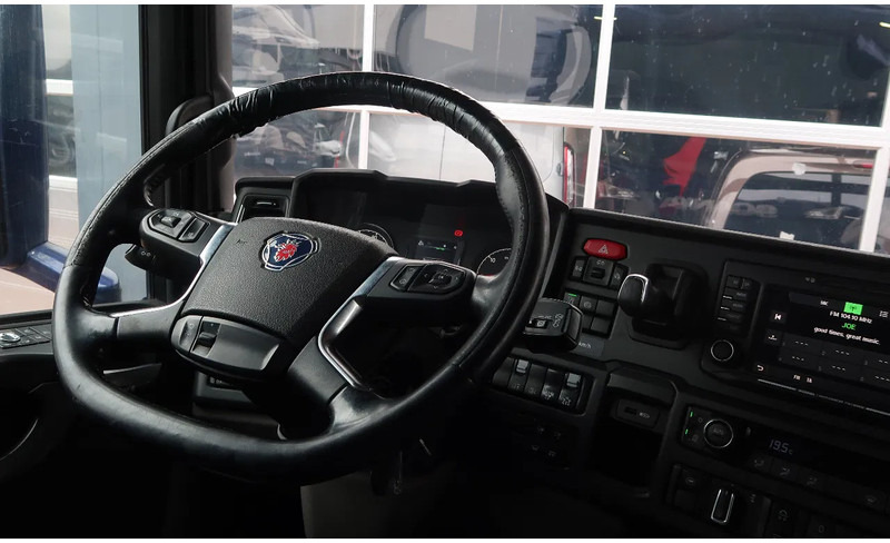 Scania P500 6x2/ FULL AIR/ HYDRAULIC/ LEATHER/ 2.950 WB/ DIFF LOCK/ SLIDE DISH - Tegljač: slika 5 Scania P500 6x2/ FULL AIR/ HYDRAULIC/ LEATHER/ 2.950 WB/ DIFF LOCK/ SLIDE DISH - Tegljač: slika 5