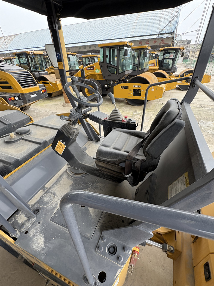XCMG 8 ton 2Y103 double drum used vibratory road roller compactor 2022 - Valjak za puteve: slika 2 XCMG 8 ton 2Y103 double drum used vibratory road roller compactor 2022 - Valjak za puteve: slika 2