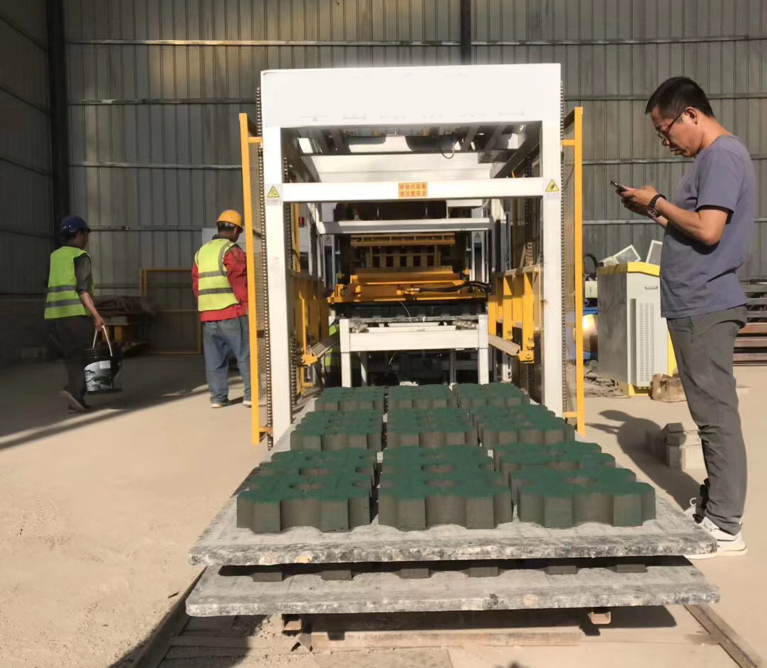 XCMG MM10-15 Hydraform Interlocking Brick Machine Block Making Machine in Nigeria Kenya South Africa - Vibro presa za betonske blokove: slika 2 XCMG MM10-15 Hydraform Interlocking Brick Machine Block Making Machine in Nigeria Kenya South Africa - Vibro presa za betonske blokove: slika 2
