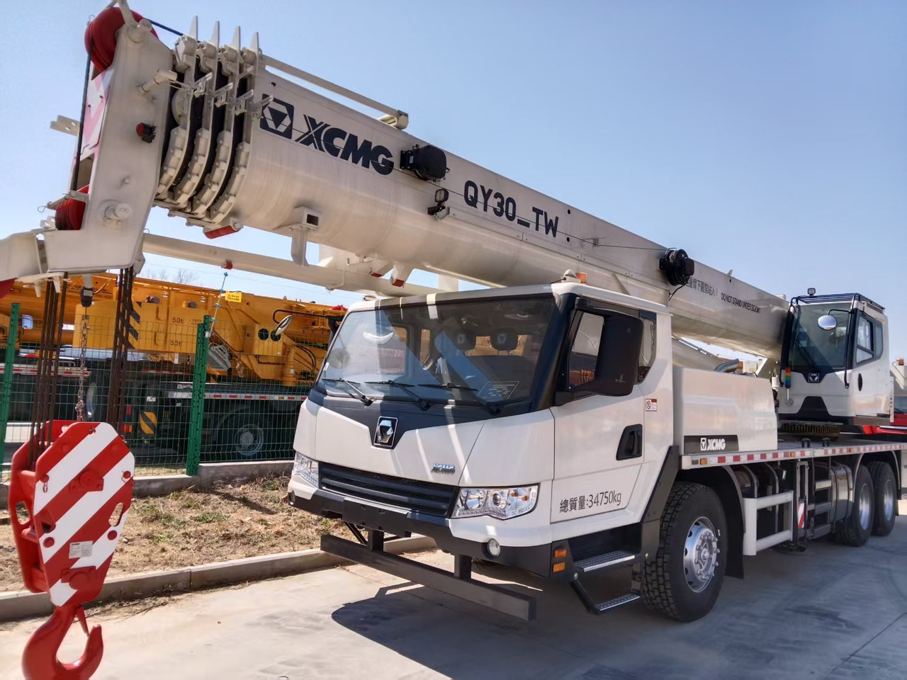 XCMG Official Construction Mini Mobile Crane QY30_TW 30 ton Used Small Hydraulic Crane Price - Pokretni kran: slika 5 XCMG Official Construction Mini Mobile Crane QY30_TW 30 ton Used Small Hydraulic Crane Price - Pokretni kran: slika 5