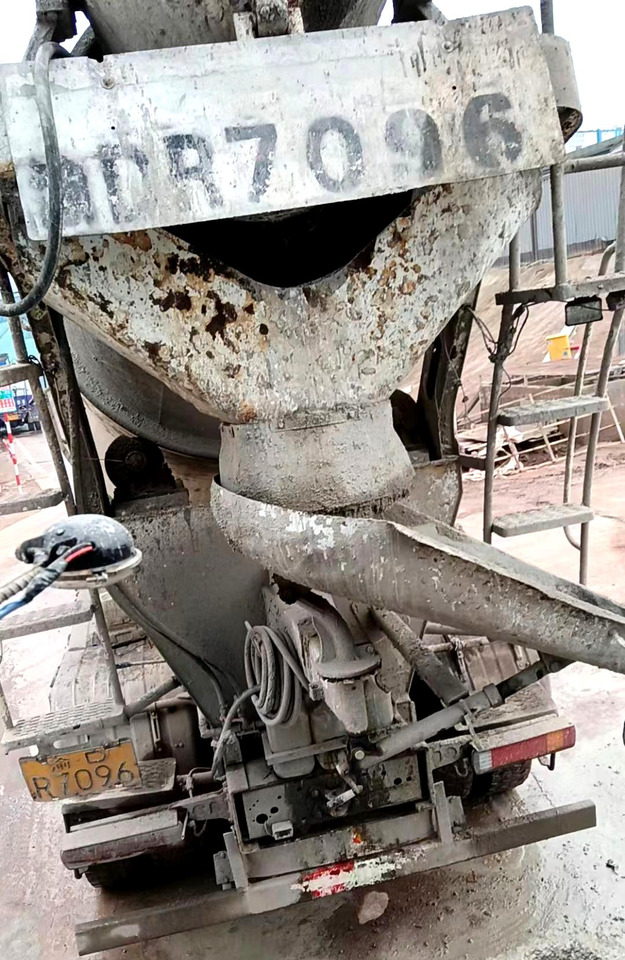 XCMG Official G4804B Second Hand Concrete Mixer Cement Truck 12m³ Cement Mixer Sale - Mikser za beton: slika 4 XCMG Official G4804B Second Hand Concrete Mixer Cement Truck 12m³ Cement Mixer Sale - Mikser za beton: slika 4
