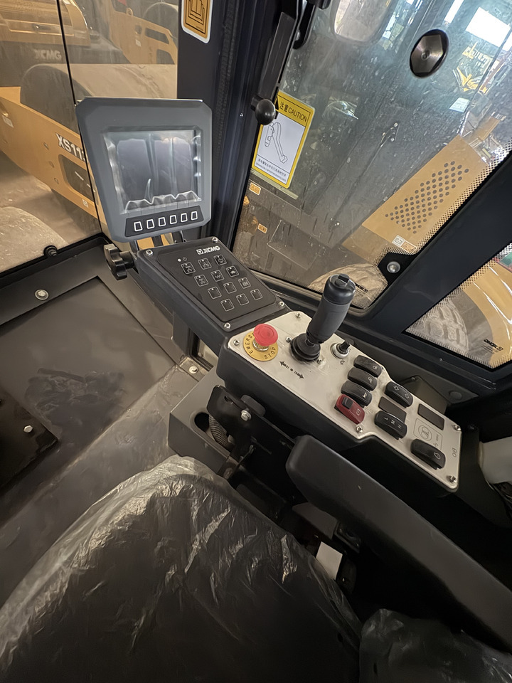 XCMG Used XS83 8 ton small single drum compactor road roller with diesel engine - Valjak za puteve: slika 2 XCMG Used XS83 8 ton small single drum compactor road roller with diesel engine - Valjak za puteve: slika 2