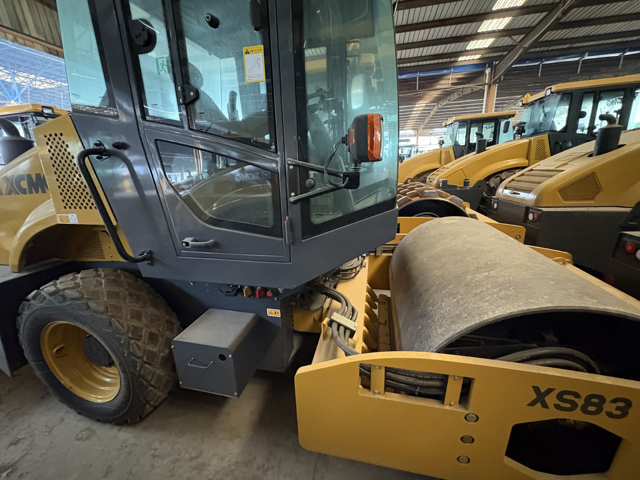 XCMG Used XS83 8 ton small single drum compactor road roller with diesel engine - Valjak za puteve: slika 3 XCMG Used XS83 8 ton small single drum compactor road roller with diesel engine - Valjak za puteve: slika 3