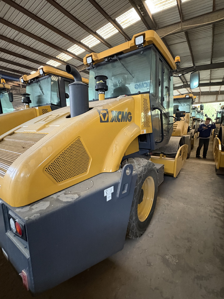XCMG Used XS83 8 ton small single drum compactor road roller with diesel engine - Valjak za puteve: slika 5 XCMG Used XS83 8 ton small single drum compactor road roller with diesel engine - Valjak za puteve: slika 5