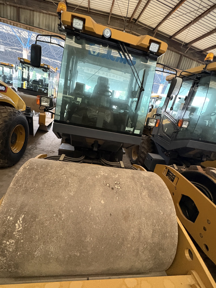 XCMG Used XS83 8 ton small single drum compactor road roller with diesel engine - Valjak za puteve: slika 4 XCMG Used XS83 8 ton small single drum compactor road roller with diesel engine - Valjak za puteve: slika 4