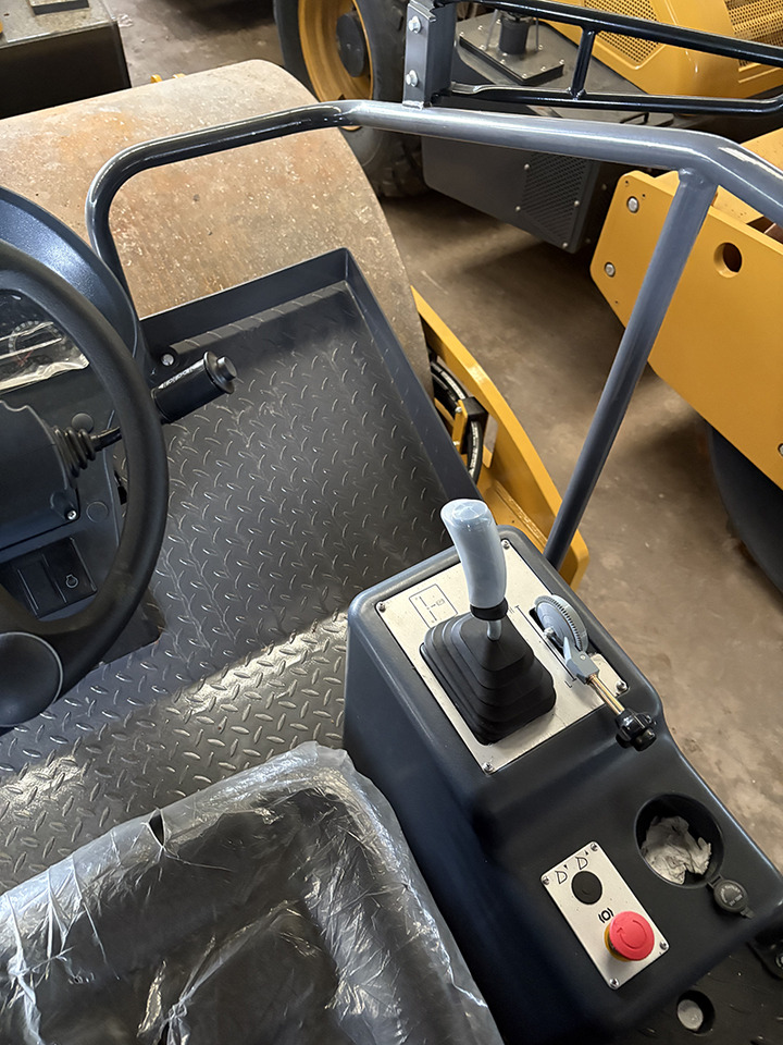 XCMG XS123 12ton used hydraulic road roller price - Valjak za puteve: slika 2 XCMG XS123 12ton used hydraulic road roller price - Valjak za puteve: slika 2