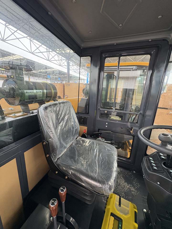 XCMG XS600J 6 ton small single drum Vibratory road Roller - Valjak za puteve: slika 5 XCMG XS600J 6 ton small single drum Vibratory road Roller - Valjak za puteve: slika 5