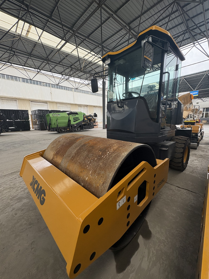 XCMG XS600J 6 ton small single drum Vibratory road Roller - Valjak za puteve: slika 4 XCMG XS600J 6 ton small single drum Vibratory road Roller - Valjak za puteve: slika 4