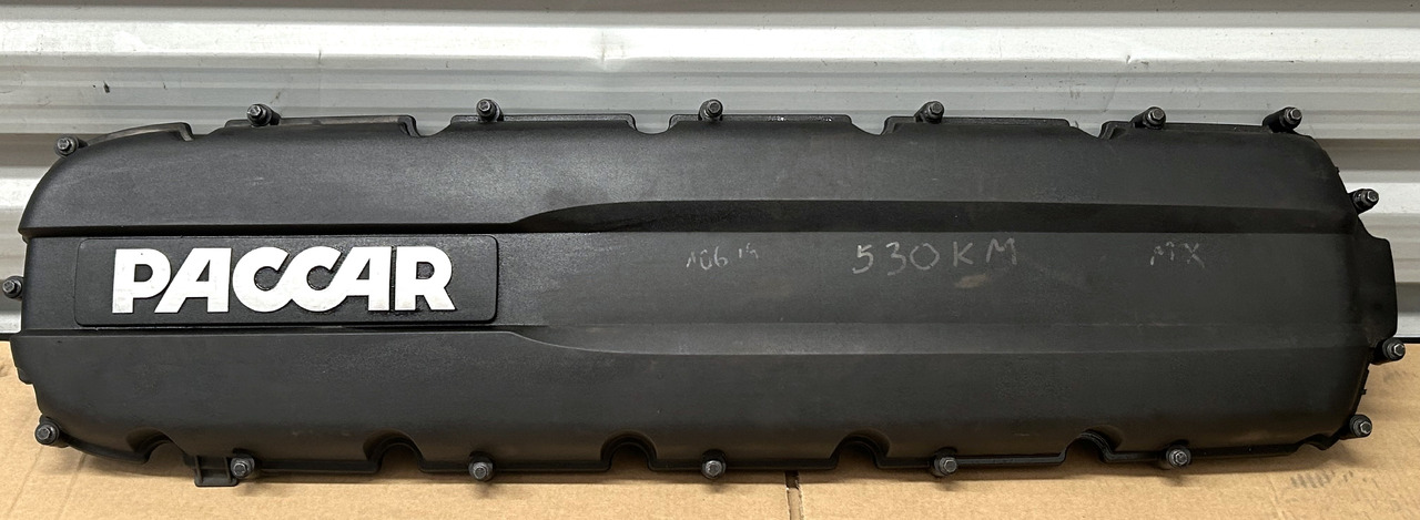 DAF ENGINE VALVE COVER + SPACER FRAME XF 106 - Zaglavlje motora: slika 2 DAF ENGINE VALVE COVER + SPACER FRAME XF 106 - Zaglavlje motora: slika 2