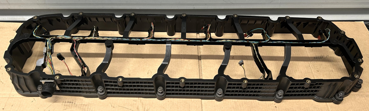 DAF SPACER FRAME ENGINE VALVE COVER XF 106 480 2033255 - Zaglavlje motora: slika 1 DAF SPACER FRAME ENGINE VALVE COVER XF 106 480 2033255 - Zaglavlje motora: slika 1