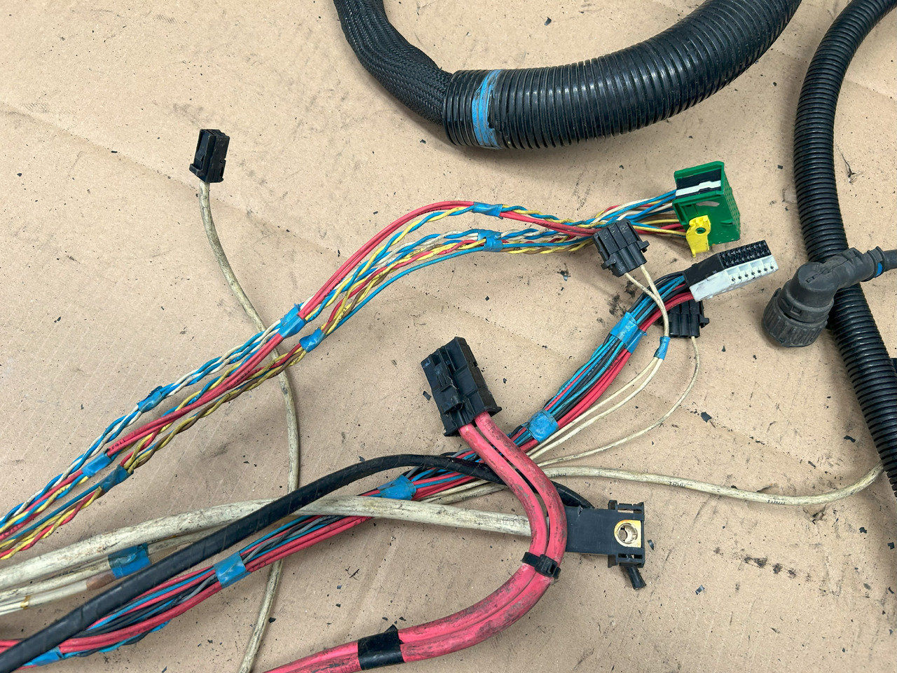 DAF XF 106 J3C ENGINE WIRING HARNESS - Kablovi/ Žičana oprema: slika 5 DAF XF 106 J3C ENGINE WIRING HARNESS - Kablovi/ Žičana oprema: slika 5