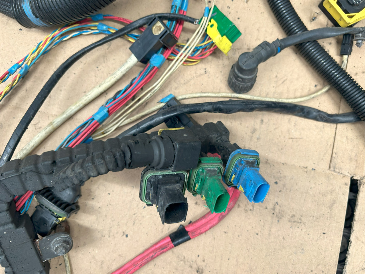 DAF XF 106 J3C ENGINE WIRING HARNESS - Kablovi/ Žičana oprema: slika 3 DAF XF 106 J3C ENGINE WIRING HARNESS - Kablovi/ Žičana oprema: slika 3