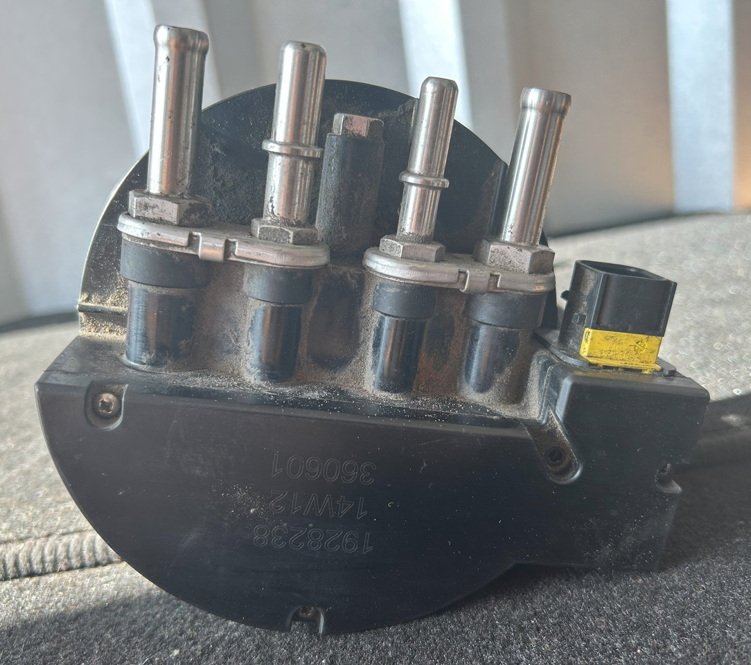 DAF XF 106 TEMPERATURE AND ADBLUE LEVEL SENSOR - Senzor: slika 5 DAF XF 106 TEMPERATURE AND ADBLUE LEVEL SENSOR - Senzor: slika 5