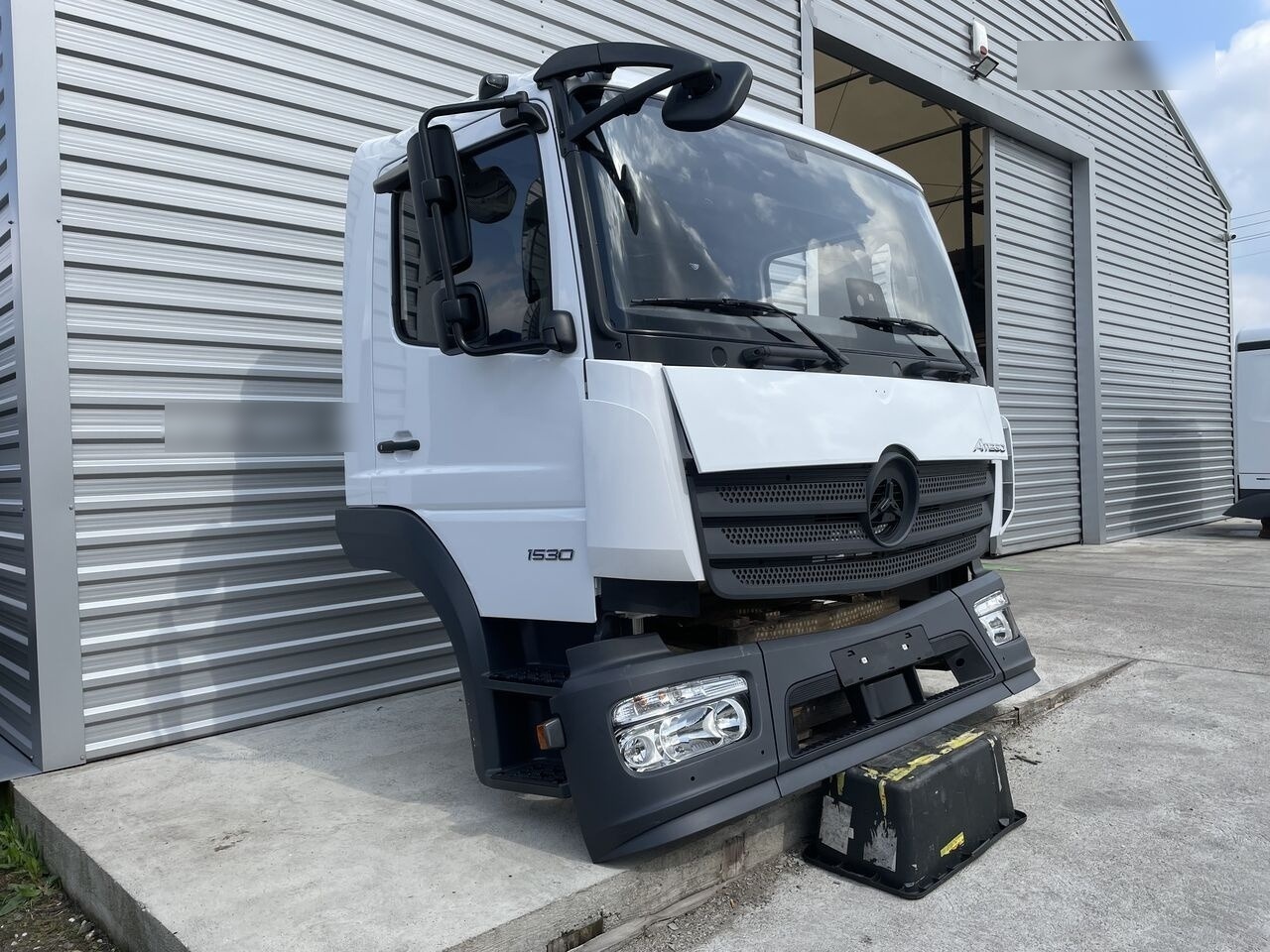 FRONT BUMPER COMPLETE EXTRA COST 700EU Mercedes-Benz ATEGO Euro 6 Mercedes-Benz 1523 L, 1524 L, 1527 L, 1530 - Kabina za Kamion: slika 2 FRONT BUMPER COMPLETE EXTRA COST 700EU Mercedes-Benz ATEGO Euro 6 Mercedes-Benz 1523 L, 1524 L, 1527 L, 1530 - Kabina za Kamion: slika 2