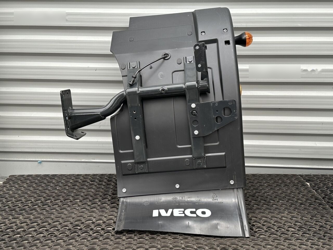 IVECO EUROCARGO 5801551255 IVECO 5801551255 - Blatobran za Kamion: slika 1 IVECO EUROCARGO 5801551255 IVECO 5801551255 - Blatobran za Kamion: slika 1