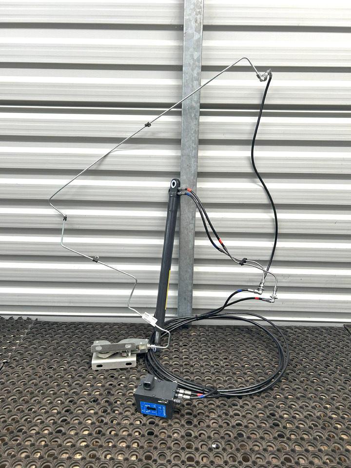 IVECO EUROCARGO 75E MLC CABIN LIFTING KIT - Hidraulični cilindar: slika 1 IVECO EUROCARGO 75E MLC CABIN LIFTING KIT - Hidraulični cilindar: slika 1