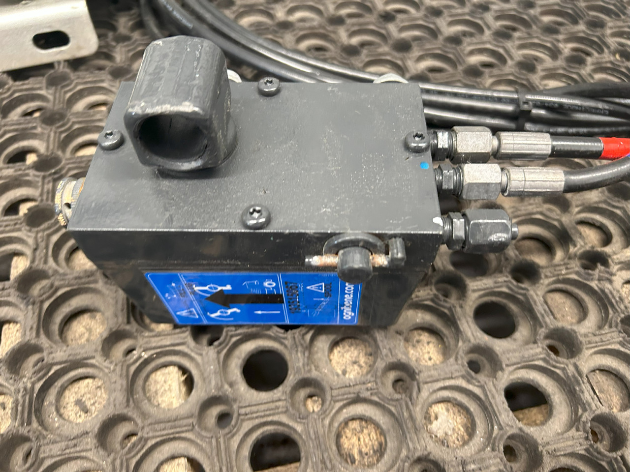 IVECO EUROCARGO 75E MLC CABIN LIFTING KIT - Hidraulični cilindar: slika 3 IVECO EUROCARGO 75E MLC CABIN LIFTING KIT - Hidraulični cilindar: slika 3