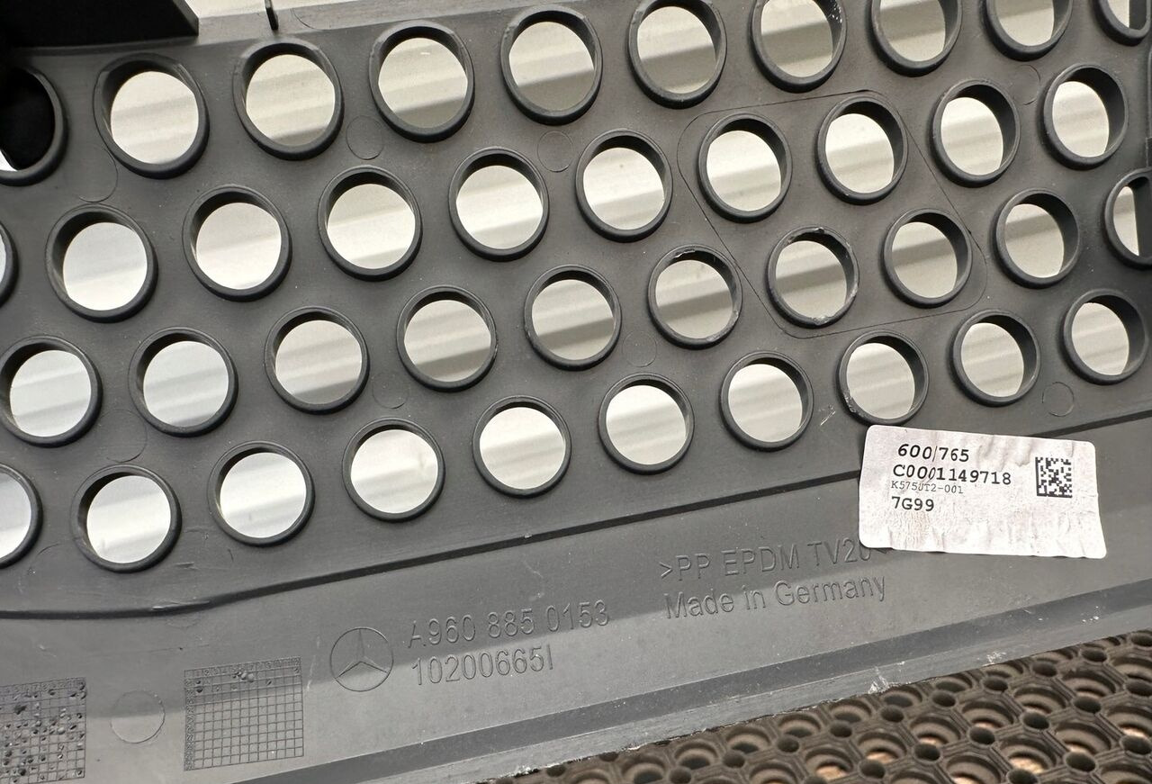 KRATKA ATRAPA A9608850153 Mercedes-Benz ACTROS MP4 A9608850153 truck - Rešetka za Kamion: slika 2 KRATKA ATRAPA A9608850153 Mercedes-Benz ACTROS MP4 A9608850153 truck - Rešetka za Kamion: slika 2