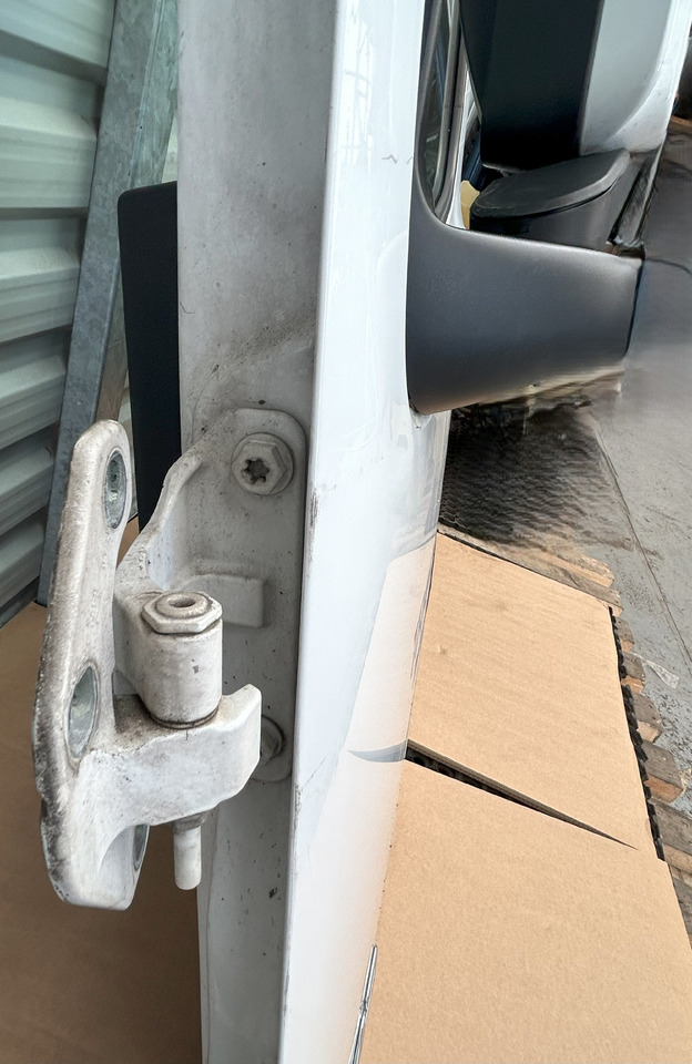 MERCEDES ACTROS MP4 DOOR LEFT WITH MIRROR - Vrata i delovi: slika 4 MERCEDES ACTROS MP4 DOOR LEFT WITH MIRROR - Vrata i delovi: slika 4
