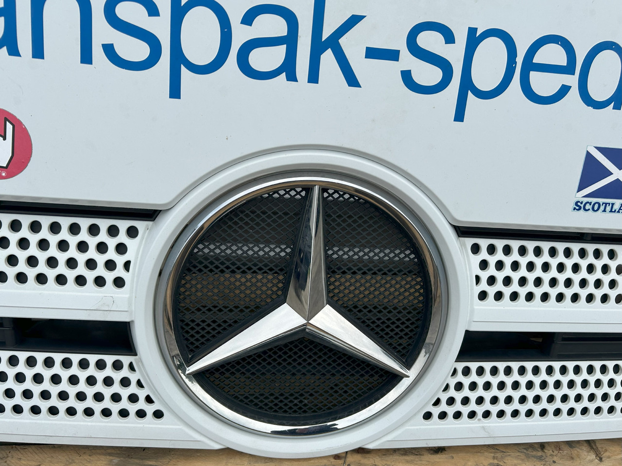 MERCEDES-BENZ ACTROS MP4 FRONT PANEL COMPLETE HOOD AND GRILL - Karoserija i eksterijer: slika 5 MERCEDES-BENZ ACTROS MP4 FRONT PANEL COMPLETE HOOD AND GRILL - Karoserija i eksterijer: slika 5