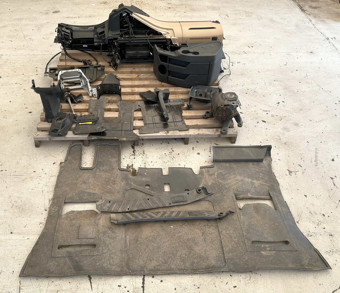 MERCEDES-BENZ COMPLETE INTERIOR CONSOLE - DASHBOARD FOR A BRITISH MERCEDES ACTROS MP4 - Kabina: slika 3 MERCEDES-BENZ COMPLETE INTERIOR CONSOLE - DASHBOARD FOR A BRITISH MERCEDES ACTROS MP4 - Kabina: slika 3