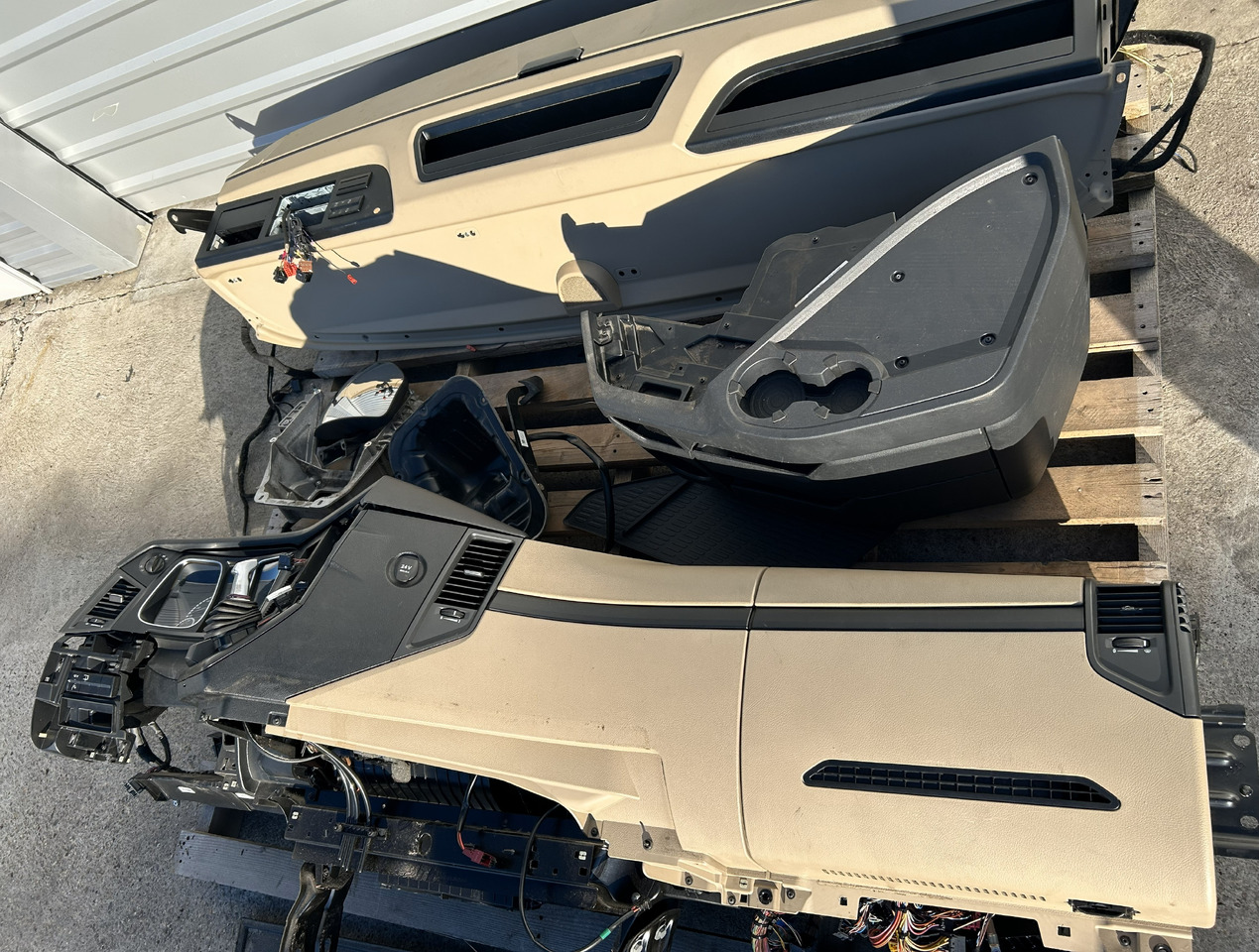 MERCEDES-BENZ KOMPLETNA PRZEKŁADKA WNĘTRZA - DESKA KONSOLA DO ANGLIKA MERCEDES ACTROS MP4 L STREAM SPACE - Kabina: slika 4 MERCEDES-BENZ KOMPLETNA PRZEKŁADKA WNĘTRZA - DESKA KONSOLA DO ANGLIKA MERCEDES ACTROS MP4 L STREAM SPACE - Kabina: slika 4