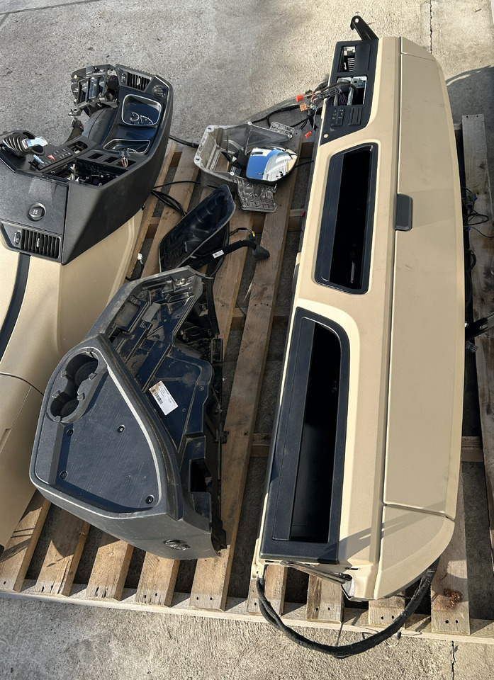 MERCEDES-BENZ KOMPLETNA PRZEKŁADKA WNĘTRZA - DESKA KONSOLA DO ANGLIKA MERCEDES ACTROS MP4 L STREAM SPACE - Kabina: slika 3 MERCEDES-BENZ KOMPLETNA PRZEKŁADKA WNĘTRZA - DESKA KONSOLA DO ANGLIKA MERCEDES ACTROS MP4 L STREAM SPACE - Kabina: slika 3