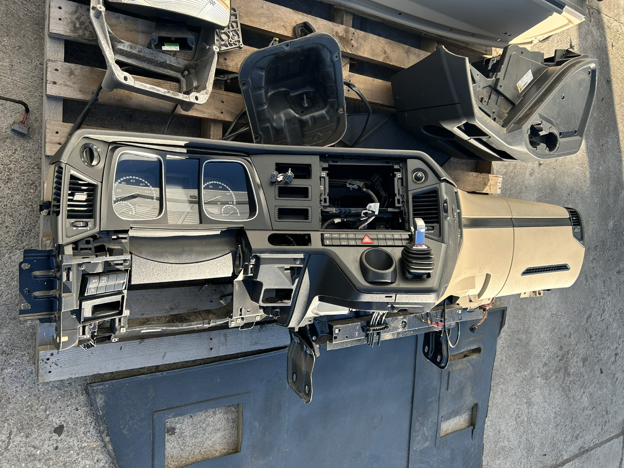 MERCEDES-BENZ KOMPLETNA PRZEKŁADKA WNĘTRZA - DESKA KONSOLA DO ANGLIKA MERCEDES ACTROS MP4 L STREAM SPACE - Kabina: slika 5 MERCEDES-BENZ KOMPLETNA PRZEKŁADKA WNĘTRZA - DESKA KONSOLA DO ANGLIKA MERCEDES ACTROS MP4 L STREAM SPACE - Kabina: slika 5