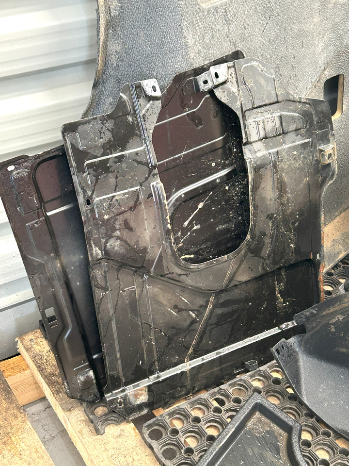 MERCEDES-BENZ KOMPLETNA PRZEKŁADKA WNĘTRZA - DESKA KONSOLA DO ANGLIKA MERCEDES AROCS MP4 - Kabina: slika 5 MERCEDES-BENZ KOMPLETNA PRZEKŁADKA WNĘTRZA - DESKA KONSOLA DO ANGLIKA MERCEDES AROCS MP4 - Kabina: slika 5