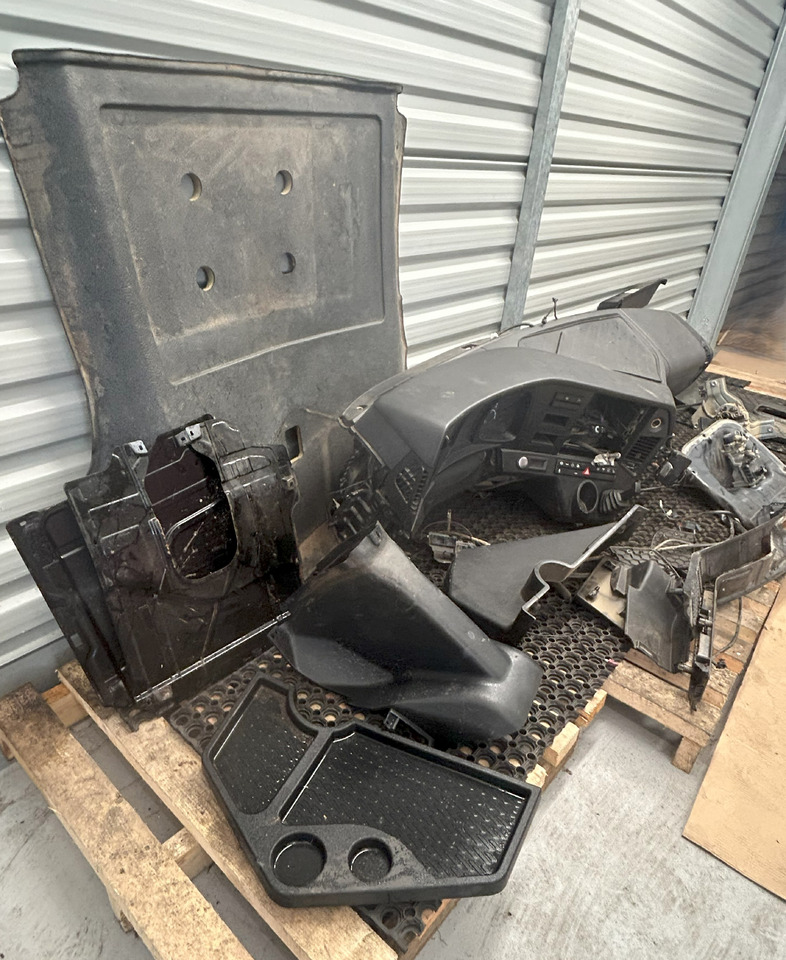 MERCEDES-BENZ KOMPLETNA PRZEKŁADKA WNĘTRZA - DESKA KONSOLA DO ANGLIKA MERCEDES AROCS MP4 - Kabina: slika 4 MERCEDES-BENZ KOMPLETNA PRZEKŁADKA WNĘTRZA - DESKA KONSOLA DO ANGLIKA MERCEDES AROCS MP4 - Kabina: slika 4