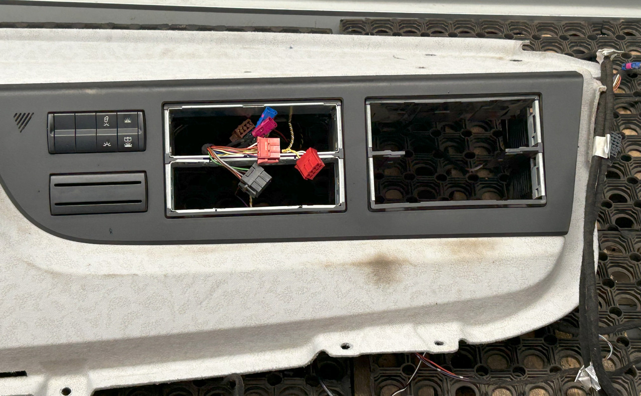 MERCEDES-BENZ UPPER COCKPIT STORAGE COMPARTMENTS SHELVES SHELF STORAGE COMPARTMENT L StreamSpace, 2.30 m - Kabina i enterijer: slika 5 MERCEDES-BENZ UPPER COCKPIT STORAGE COMPARTMENTS SHELVES SHELF STORAGE COMPARTMENT L StreamSpace, 2.30 m - Kabina i enterijer: slika 5