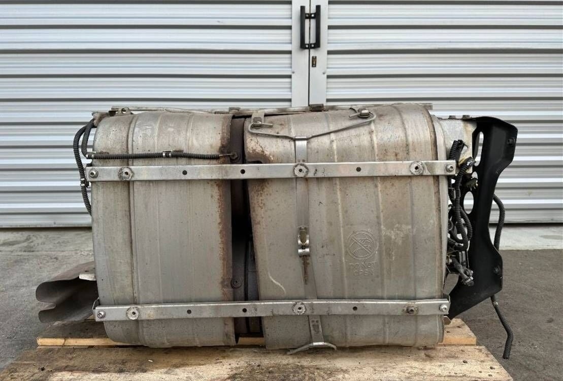 Mercedes-Benz ACTROS MP4 A0084902212 truck - Katalizator za Kamion: slika 1 Mercedes-Benz ACTROS MP4 A0084902212 truck - Katalizator za Kamion: slika 1